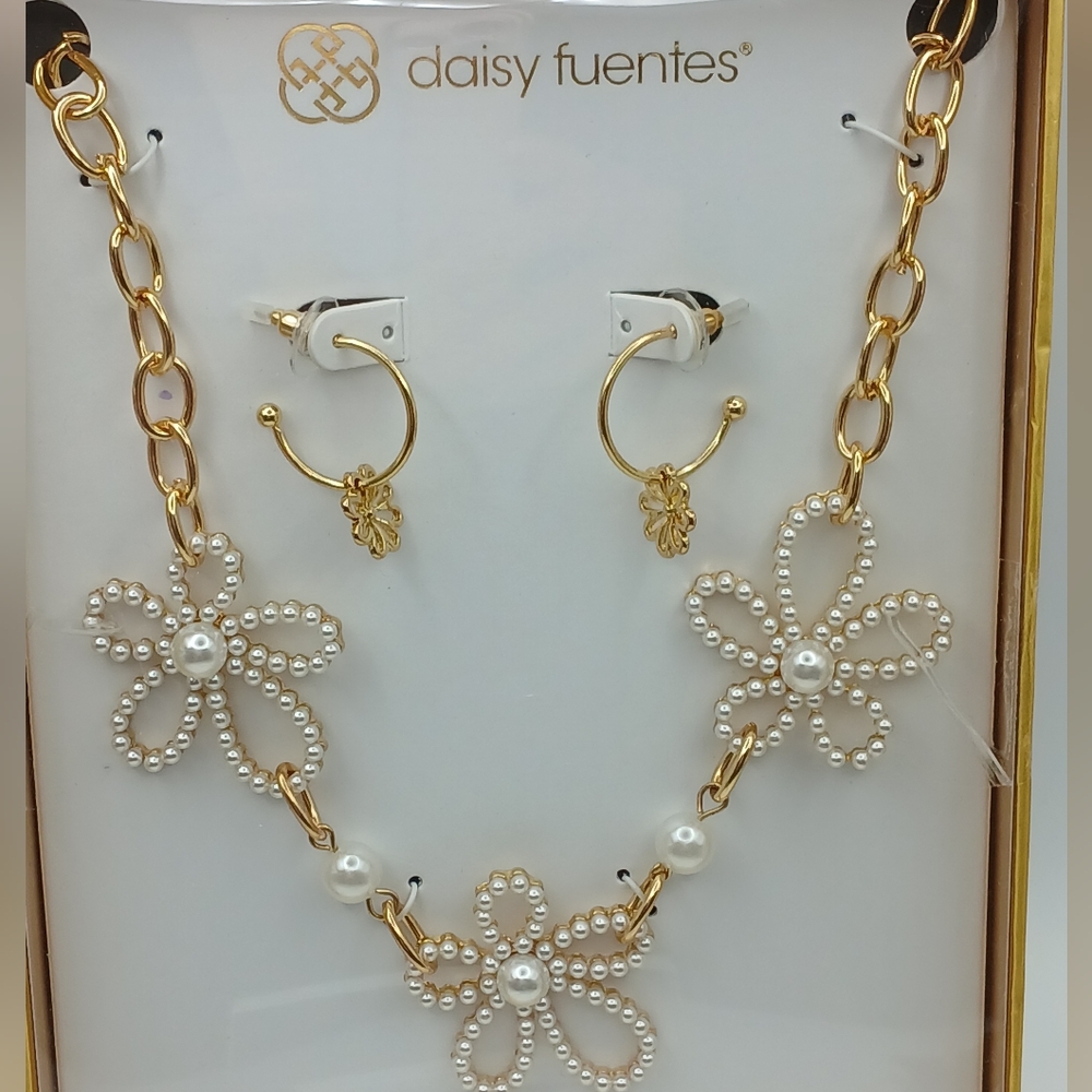 Daisy Pearl & Gold Tone Necklace & Earring Gift Set NEW IN BOX